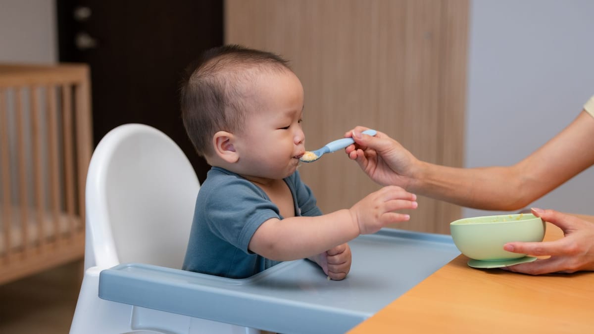 Mustaqil ovqatlanish: qachon va qanday qilib bolaga qoshiq berish kerak