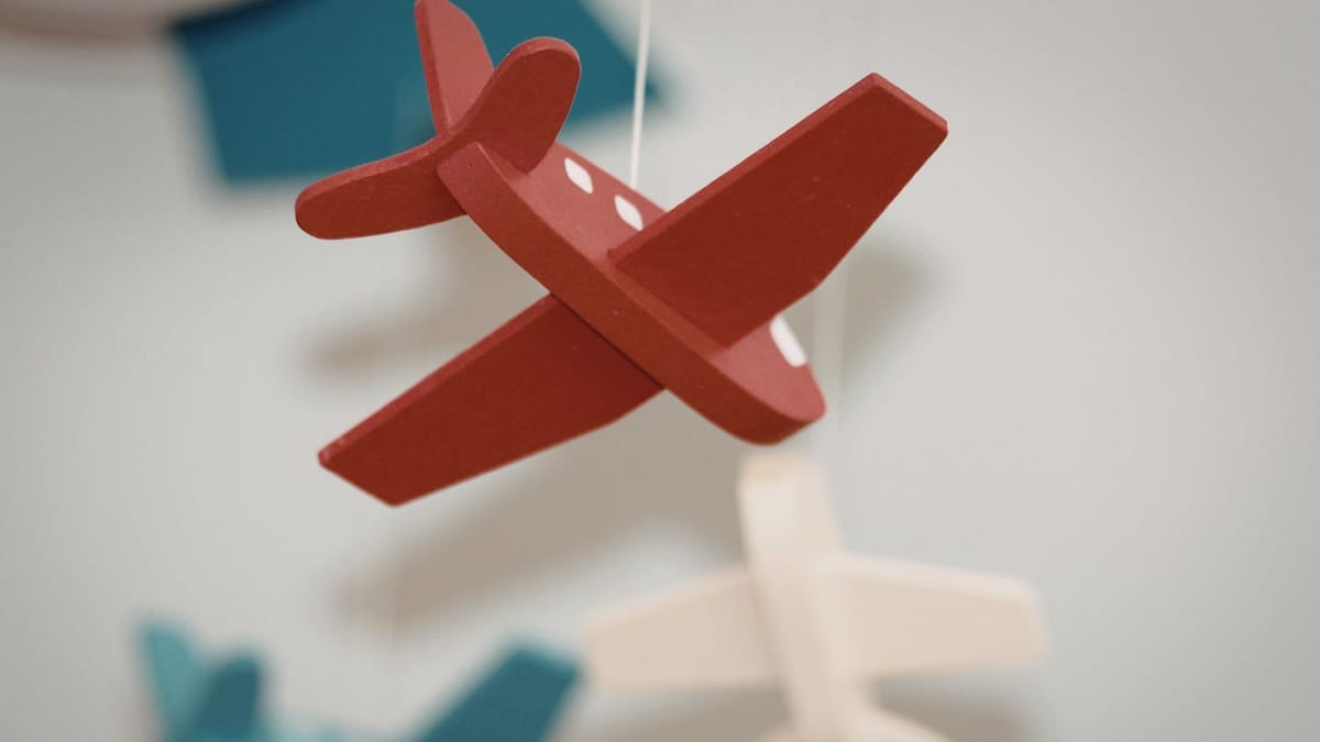 Samolyotda bolani nima bilan band qilish mumkin: o‘yinchoqlar va o‘yinlar g‘oyalari