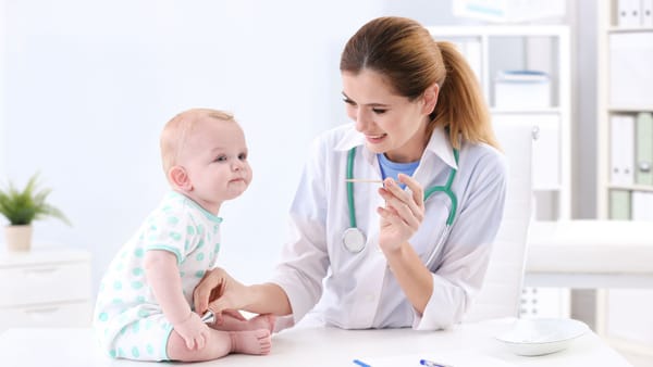 Bolaning hayotining birinchi yilida tibbiy ko‘riklar rejasi: qachon, nima va nima uchun